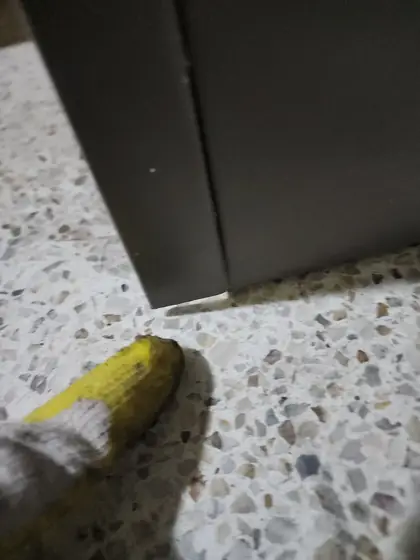 현관문 하부 힌지 교체 — 바닥과 벌어진 문 아래