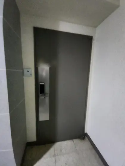 현관문 하부 힌지 교체 — 끌림 없이 닫힌 현관문