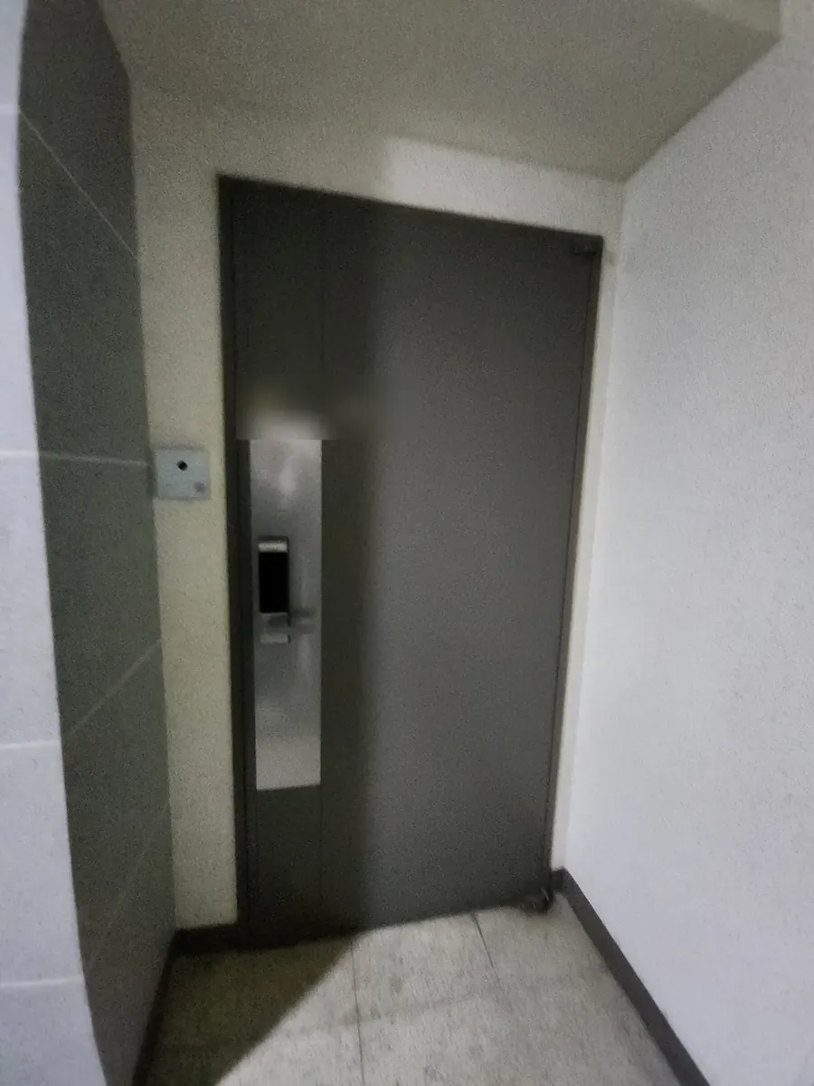 현관문 하부 힌지 교체 — 끌림 없이 닫힌 현관문