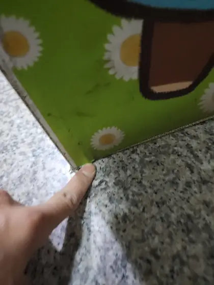 현관문 처짐 조절 — 바닥에 닿는 문 아래 모서리