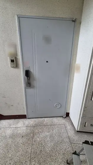 현관문 힌지 수리 — 문틀에 맞게 닫힌 현관문