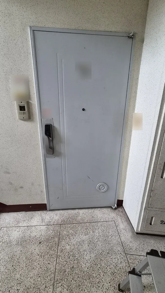 현관문 힌지 수리 — 문틀에 맞게 닫힌 현관문