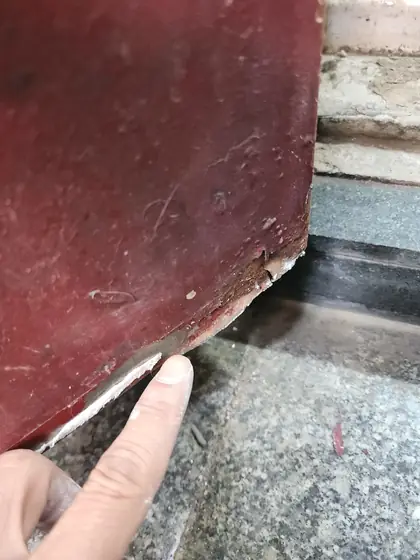 현관 철문 수리 — 바닥에 닿는 문 아래 모서리